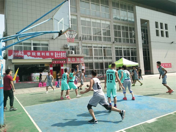 1446012344119912.jpg 图为双方队员在激烈角逐_压缩.jpg