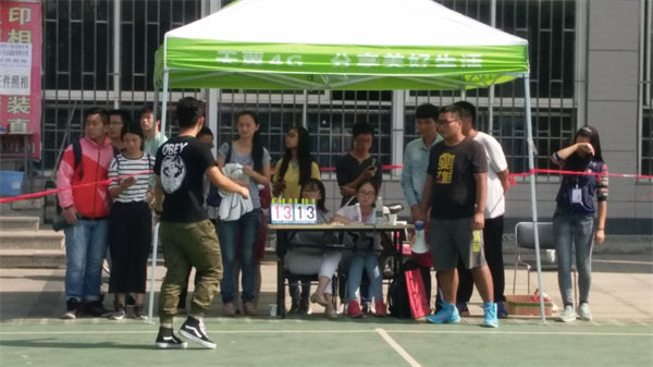 1446012378133751.jpg 图为我院经过激烈拼搏拉回了比分_压缩.jpg