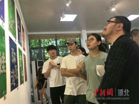 创作团队成员在向刘小康介绍作品 蓝静 摄 创作团队成员在向刘小康介绍作品 蓝静 摄