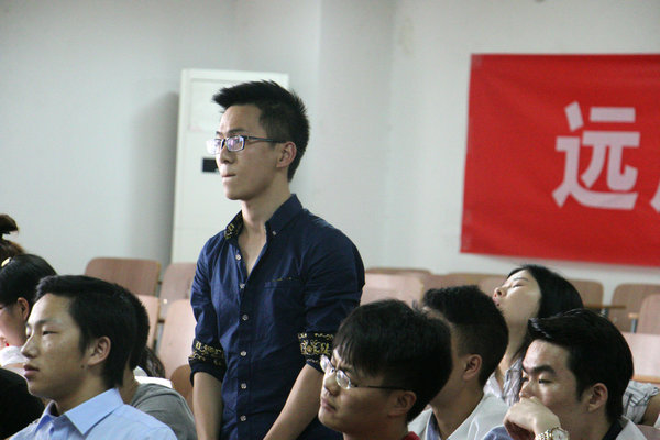 1462757683301437.jpg 图为学生向邹海部长提问 摄影:梁逸飞1_副本.jpg