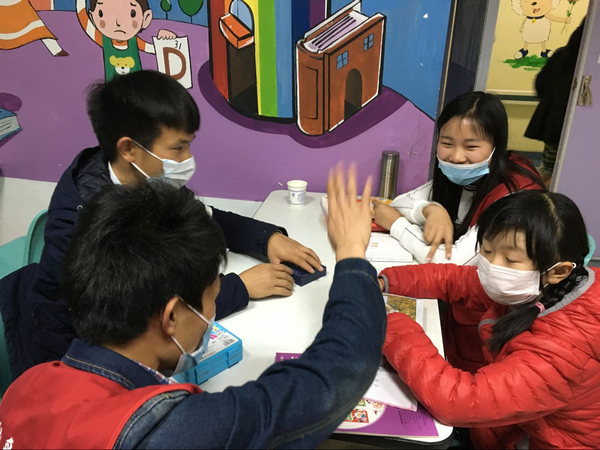 1459480837208876.png 图为我院志愿者陪儿童患者玩飞行棋_1.png