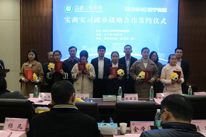 必赢优惠y272net和苏宁集团领导为参与企业课程实训优秀学生颁奖 摄影：关翘楚_副本.JPG