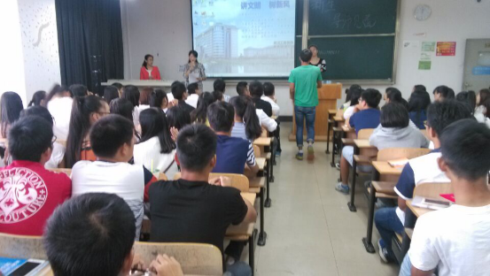 1446773222131096.png 图为新生辅导员在会上讲话.png