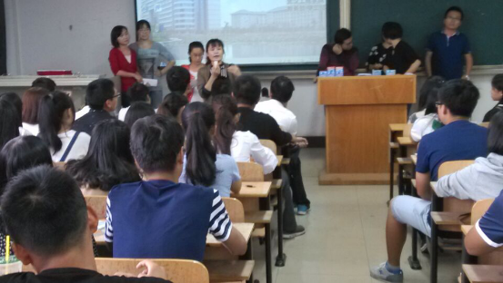 1446773199105389.png 图为新生导师杜玮卉在会上讲话.png