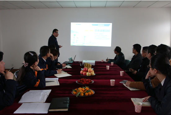 1459481473808825.png 远成华中大区总经理姜江在会上介绍企业情况 摄影:曾晓宇.png