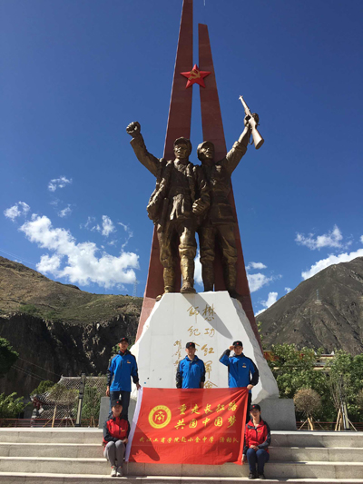 1463992207757402.jpg 队员们在小金会师广场合影.jpg