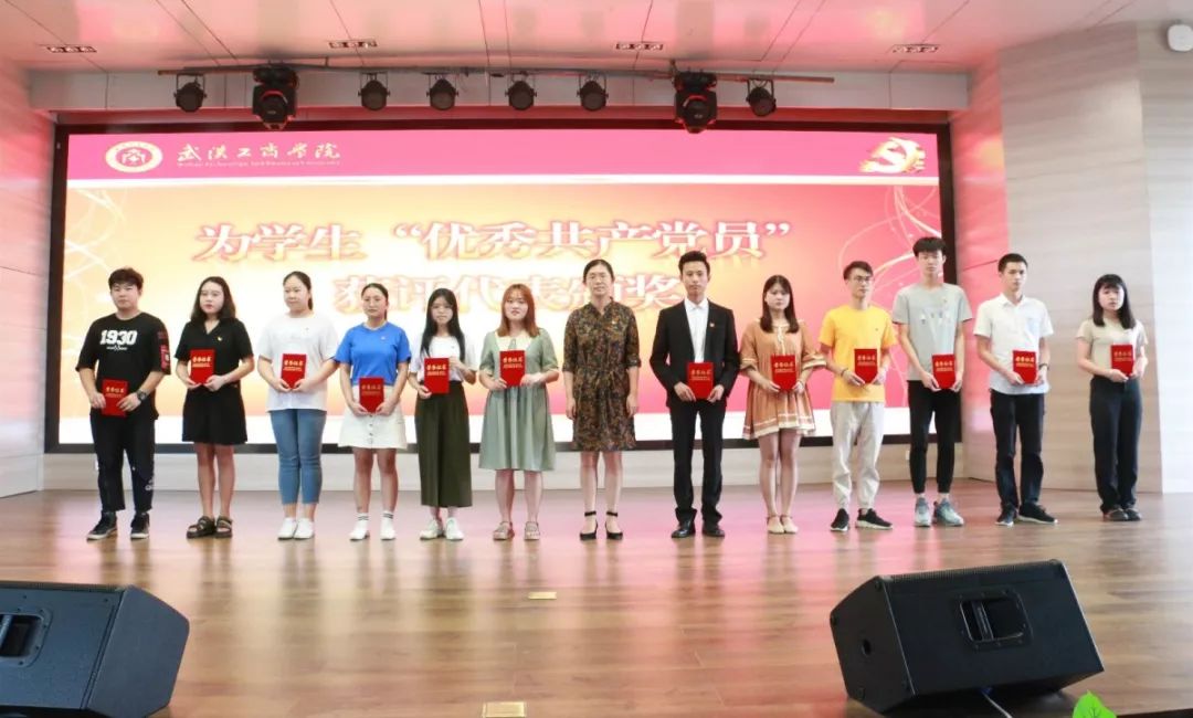 图为亓小林校助为学生“优秀共产党员”获评代表颁奖 摄影:孙欢欢.jpg