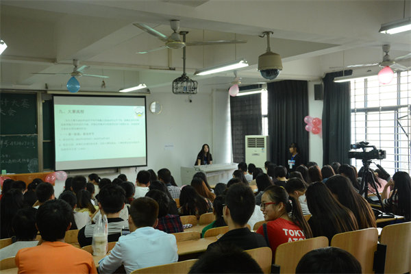 1445498351397312.jpg 图为物流协会代表讲解大赛流程 摄影:_压缩.jpg