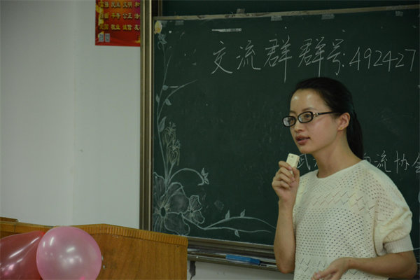 1445498335410824.jpg 图为周小芬主任为同学们答疑 摄影:_压缩.jpg