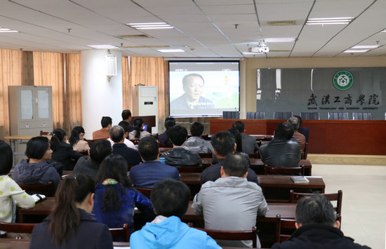 1446549331137512.jpg 领导老师们在观看《作风建设永远在路上》 摄影:袁梦.jpg