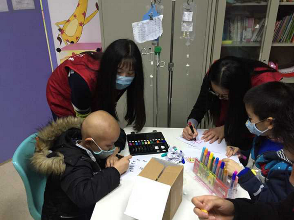 1460523428946742.png 图为志愿者陪儿童患者画画 摄影:高瑞雪_副本.png