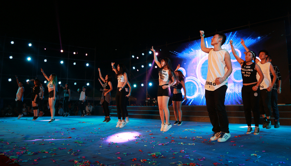 1444697445124637.bmp 图为新生韩舞表演 摄影:王铖焱.bmp