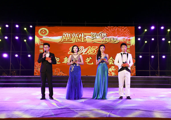 1444696340859818.bmp 图为晚会主持人闪亮登场 摄影:王延飞.bmp