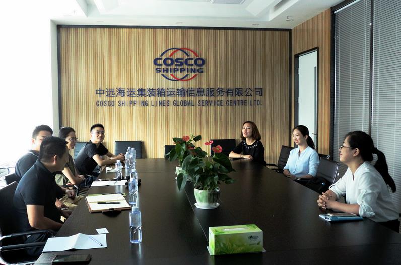 图为校企双方就人才合作深入会谈 摄影：林倩.jpg