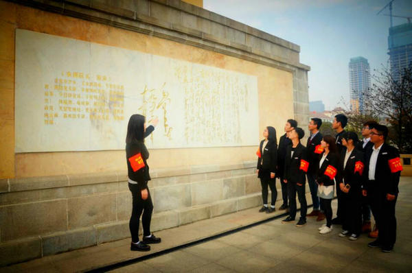 图为学生党员陈小慧为支部成员讲“抗洪那些事” 摄影：高瑞雪_副本.jpg