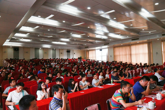 1447049794878708.bmp 图为300多名有志于创业的学生参加论坛.bmp