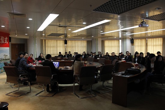 图为学生们全神贯注地听PPT